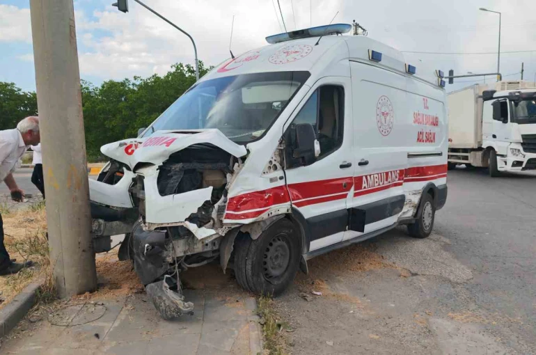 Bitlis’te ambulans ile otomobil çarpıştı: 10 yaralı