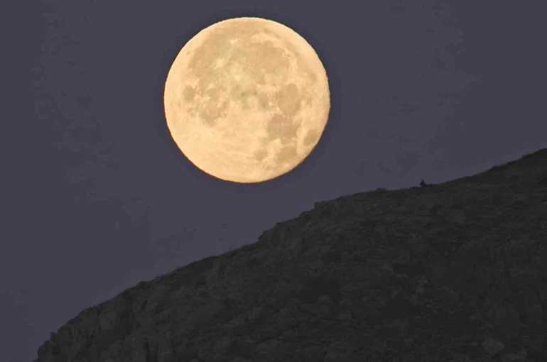 Bitlis’te dolunay batarken güneş doğdu