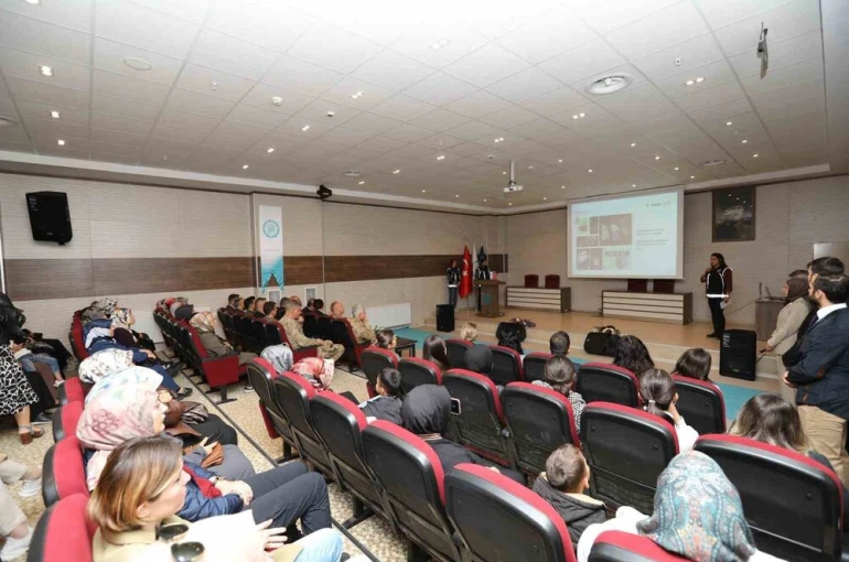 Bitlis’te "En İyi Narkotik Polisi Anne" semineri düzenlendi