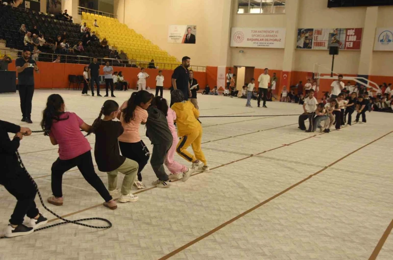 Bitlis’te geleneksel çocuk oyunları şenliği