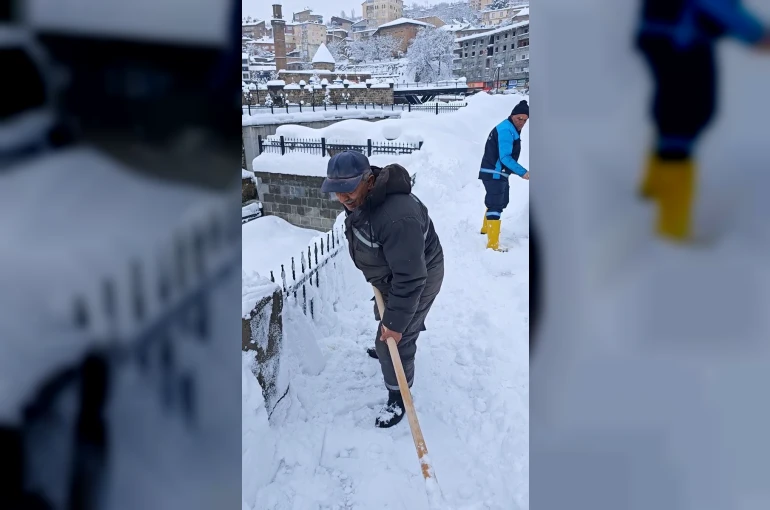 Bitlis’te kar temizliği türkü ile renklendi