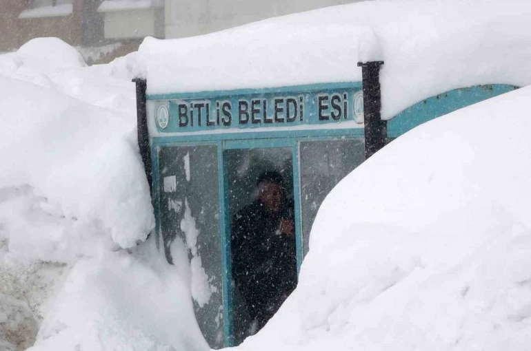 Bitlis’te kar, tipi ve fırtına: 211 köy yolu ulaşıma kapandı