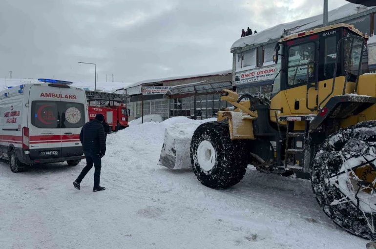 Bitlis’te karın ağırlığına dayanamayan çatı çöktü: 1 yaralı