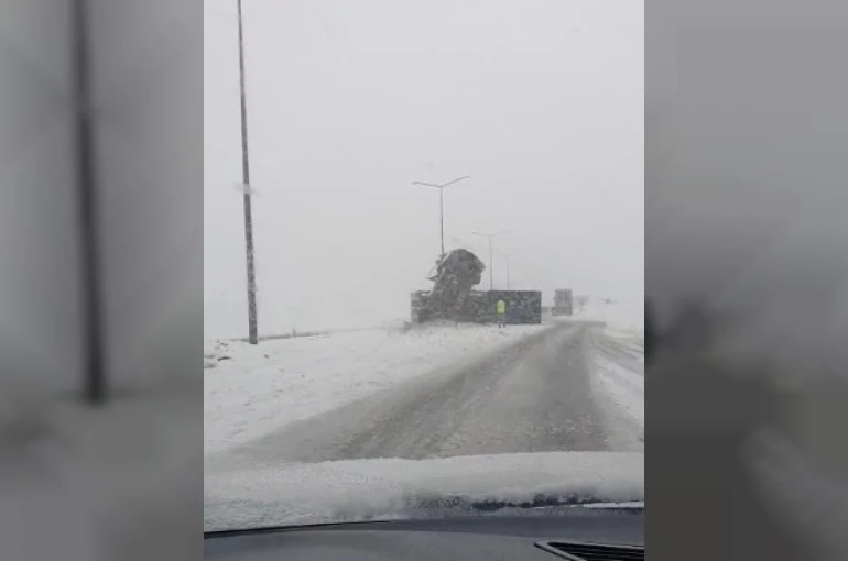 Bitlis’te kontrolden çıkan tır yan yattı