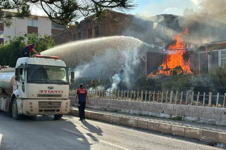 Bitlis’te korkutan yangın
