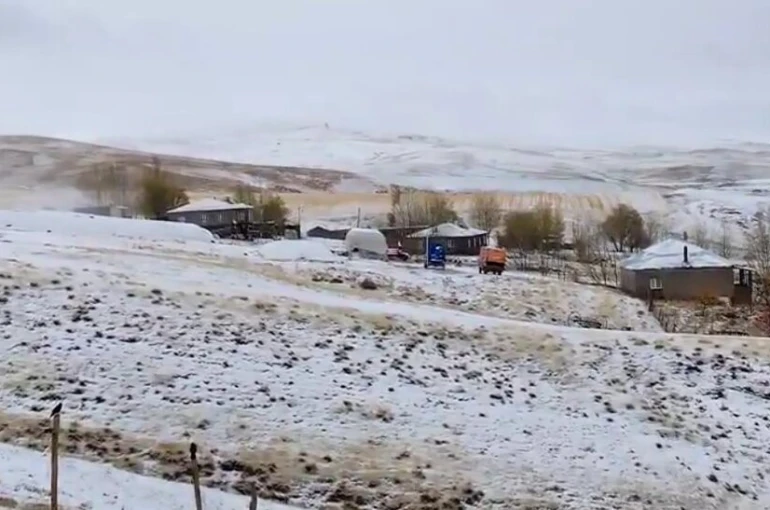 Bitlis’te köyler beyaza büründü