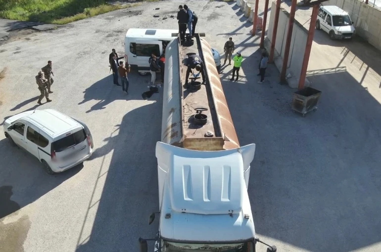 Bitlis’te yakıt tankerinin içinde 30 kaçak göçmen yakalandı