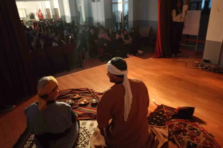 ’Bizim Yunus’ tiyatro oyunu ilgiyle izlendi