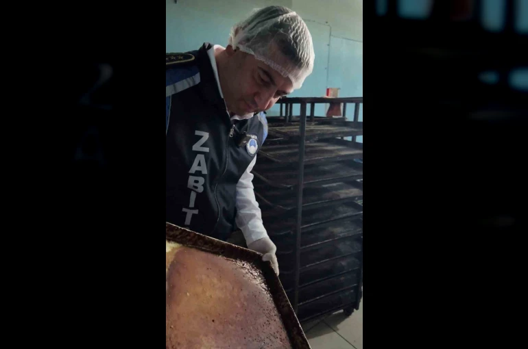 Böceklerin ve sigara izmaritlerinin yerlerde gezdiği fırında mide bulandıran görüntüler ortaya çıktı