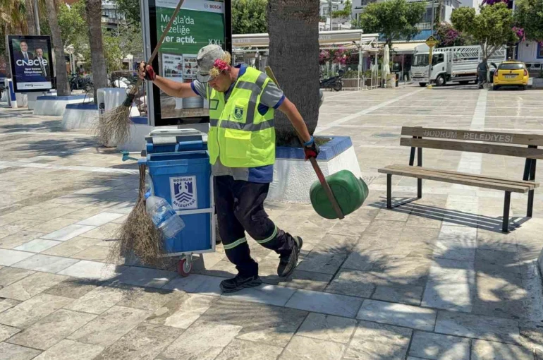 Bodrum sokaklarını müzikle temizliyor