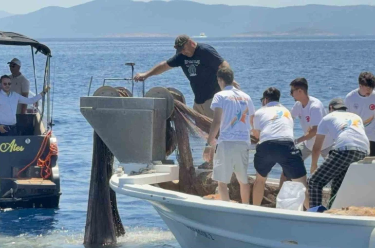 Bodrum’da 2 bin metrekare hayalet ağ temizlendi, binlerce yavru balık doğaya bırakıldı