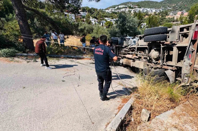 Bodrum’da devrilen kamyonda sıkışan 3 kişi kurtarıldı