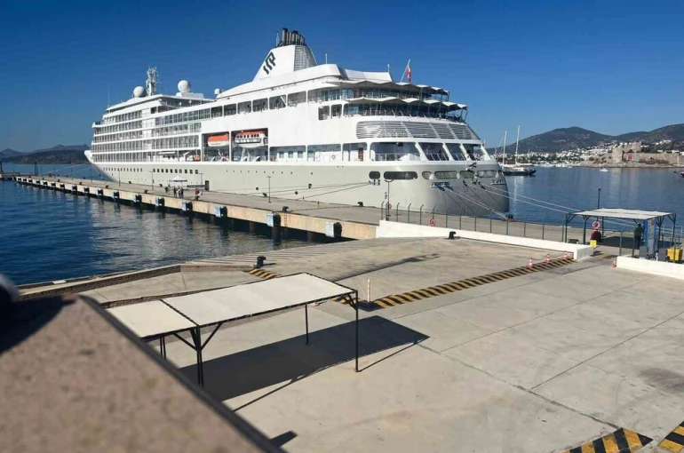 Bodrum’da kruvaziyer turizmi devam ediyor