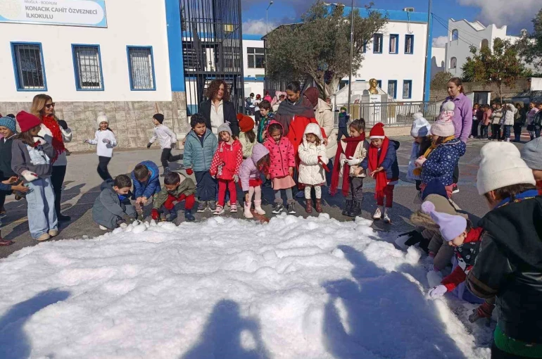 Bodrum’da öğrencilere yapay kar sürprizi