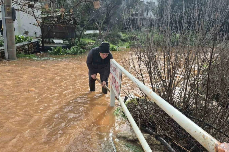 Bodrum’da sağanak yağış etkili oldu, iş yerlerini su bastı
