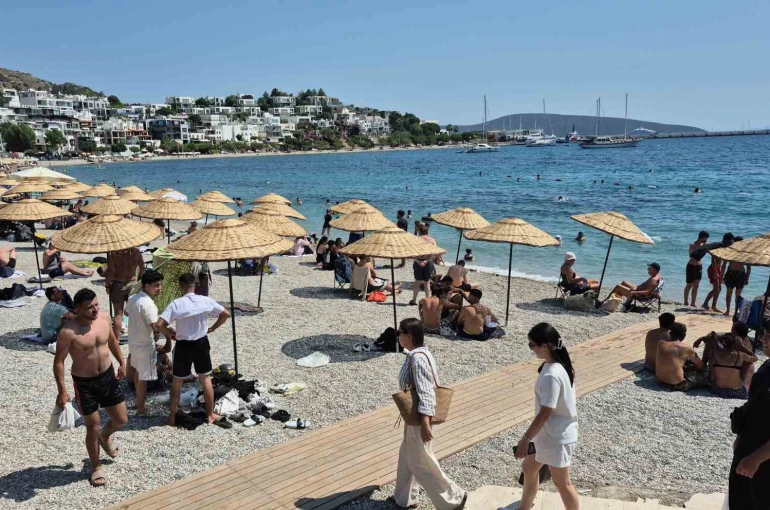 Bodrum’da sahiller doldu taştı 