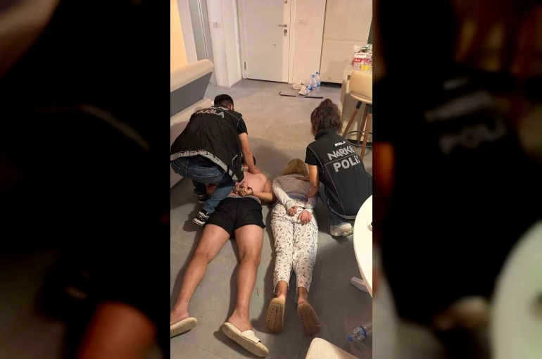 Bodrum’da uluslararası operasyon: Kırmızı bültenle aranan uyuşturucu taciri kıskıvrak yakalandı