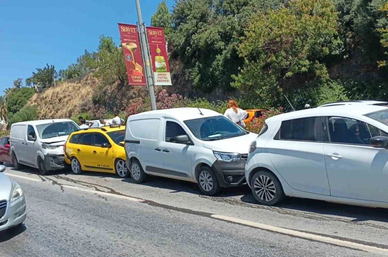 Bodrum’da zincirleme kaza: "5 araç birbirine girdi"