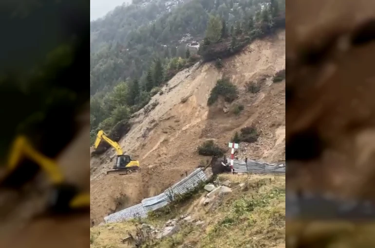 Boğaz Yaylası yolunda iş makineleri heyelanlarla mücadele ediyor