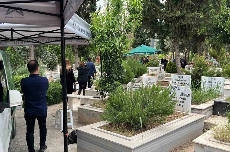 Boğazına çilek kaçarak hayatını kaybeden minik Mustafa Mersin’de toprağa verildi