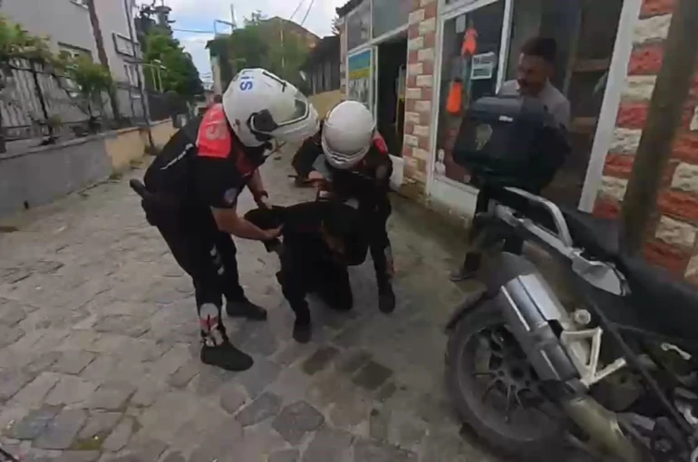 Boğazına şeker kaçan motorcuyu, polis Heimlich manevrasıyla kurtardı