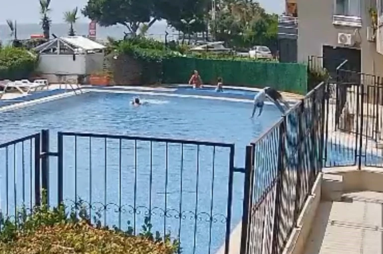 Boğulmak üzere olan çocuğu havuz görevlisi kurtardı