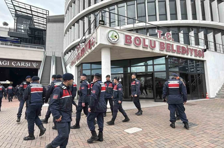 Bolu Belediyesi’nde jandarma ekipleri inceleme çalışmasını bitirdi: Evraklar götürüldü