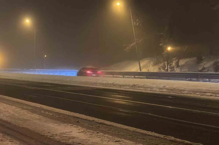 Bolu Dağı geçişinde kar yağışı başladı
