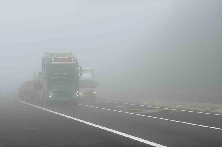 Bolu Dağı sisle kaplandı, görüş mesafesi 20 metreye düştü