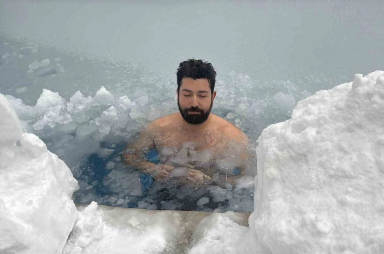 Bolu Dağı’nda eksi 10 derecede buz tutan havuza girdi