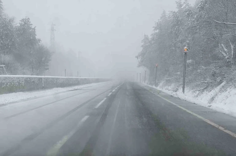 Bolu Dağı’nda kar yağışı sürüyor 