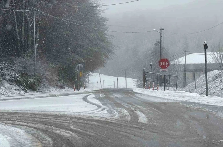 Bolu Dağı’nda mayıs ayında kar yağışı: Yollar beyaza büründü