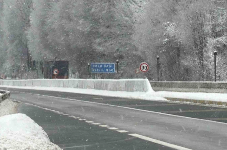 Bolu Dağı’nda yollar açık, kar yağışı ise tipi şeklinde