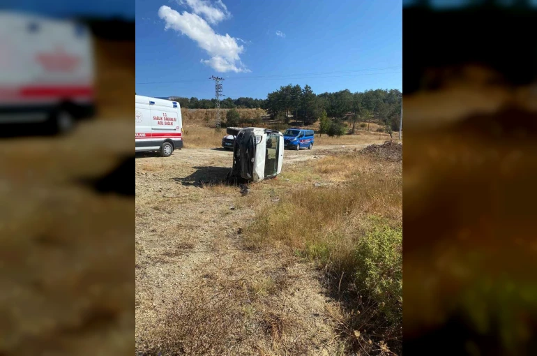 Bolu-Mudurnu yolunda virajı alamayan araç yan yattı: 2 yaralı