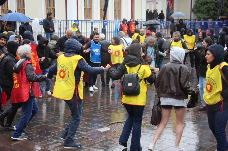 Bolu’da 1 Mayıs yağmur altında halaylarla kutlandı