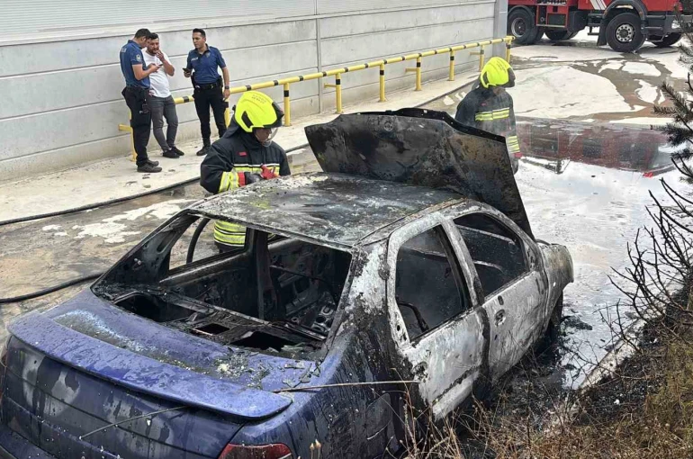Bolu’da 15 gün önce aldığı otomobil, park halindeyken küle döndü