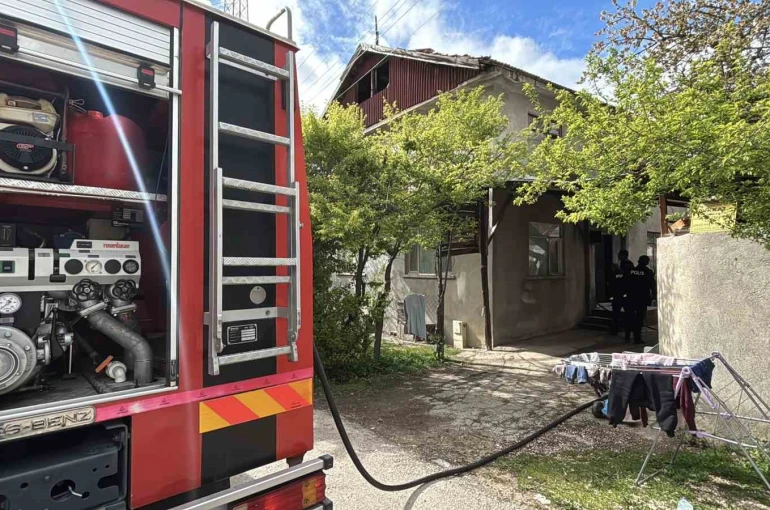 Bolu’da 2 katlı evin banyosunda çıkan yangın söndürüldü