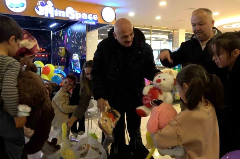 Bolu’da 23 Nisan’da çocukların oyuncak sevinci