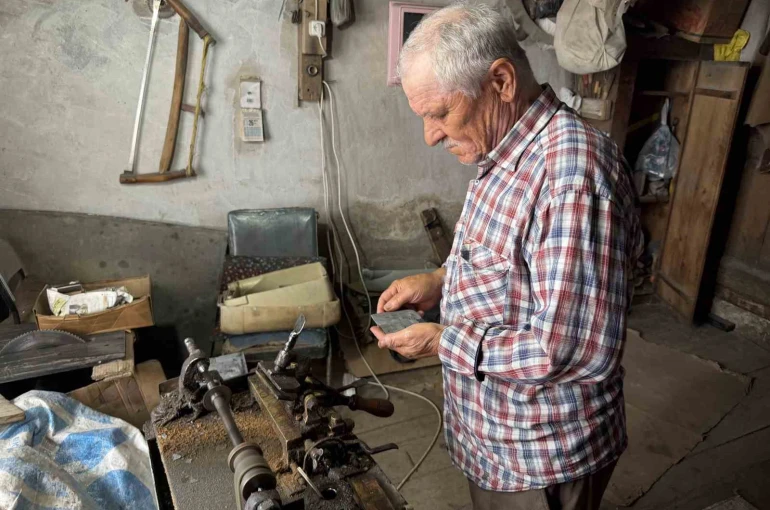 Bolu’da 50 yıldır manda boynuzundan tarak yapıyor