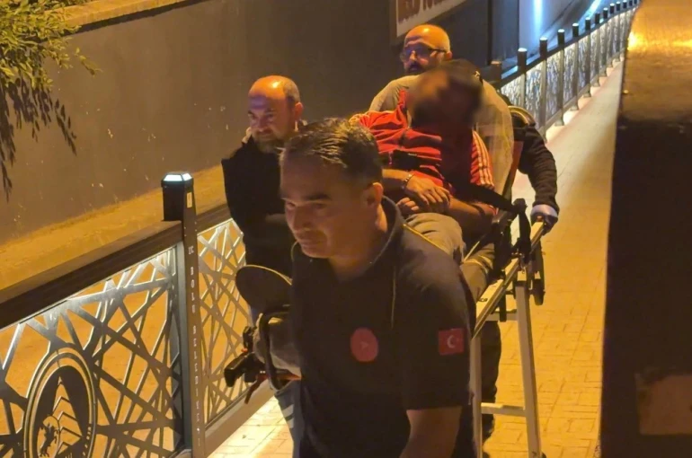 Bolu’da alkollü şahıs, ayağa kalkamayınca sedyeyle taşındı