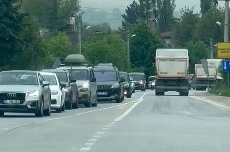 Bolu’da alternatif yollarda uzun araç kuyrukları oluştu