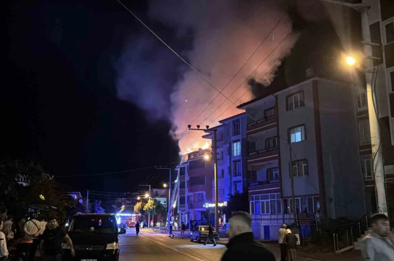 Bolu’da apartmanda çıkan yangında alevler geceyi aydınlattı: Patlama sesleri paniğe neden oldu 