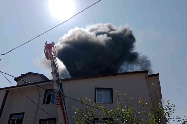 Bolu’da apartmanın çatı katı alev alev yandı