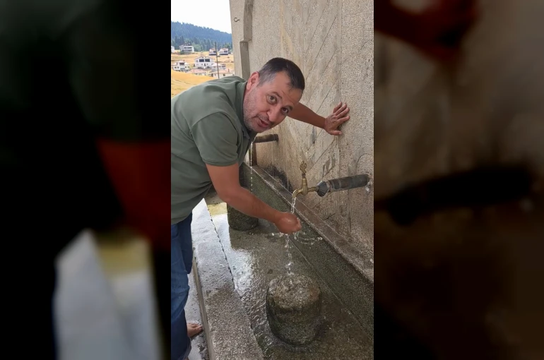 Bolu’da duyarlı vatandaş, hayvanların su içtiği yosunlu çeşmeyi temizledi
