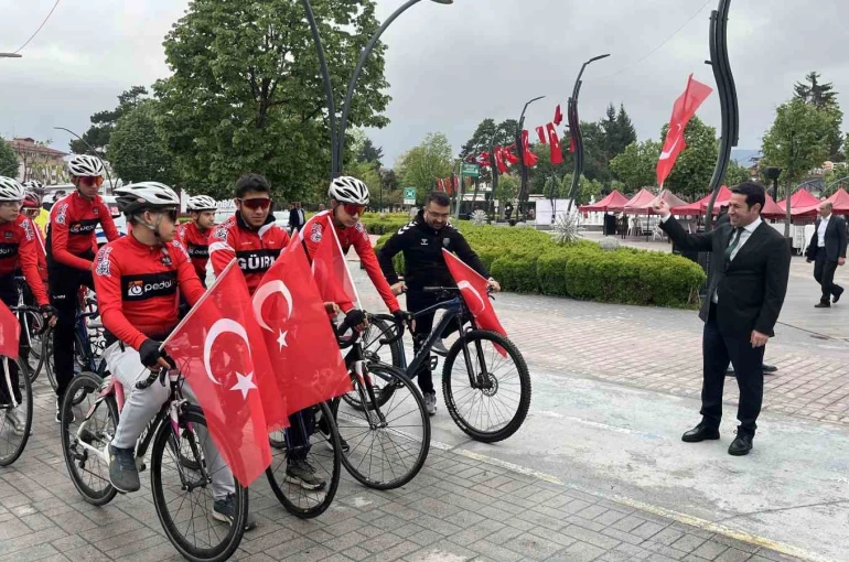 Bolu’da ellerinde Türk bayraklarıyla Gençlik Haftası’nda pedal çevirdiler