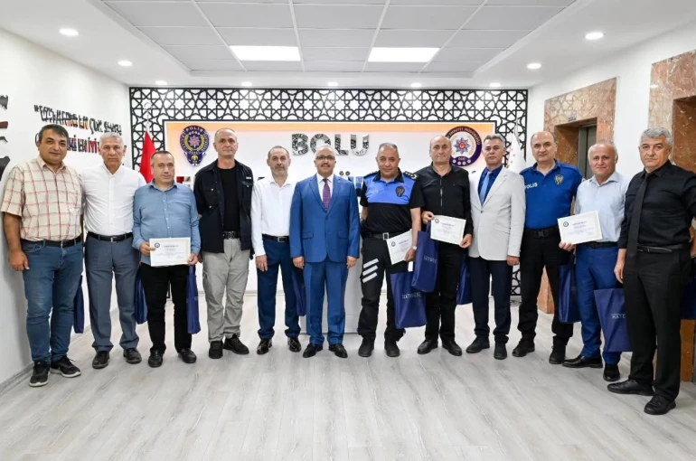 Bolu’da emekliye ayrılan polislere teşekkür belgesi
