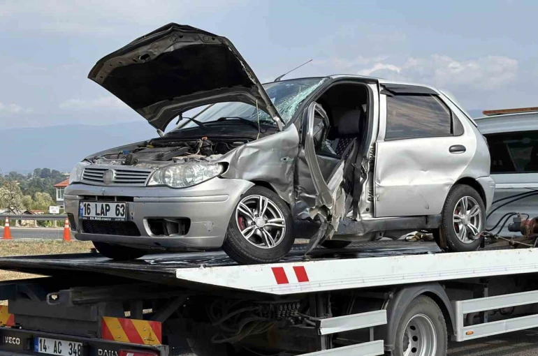 Bolu’da hafif ticari araç ile otomobil çarpıştı: 6 yaralı 