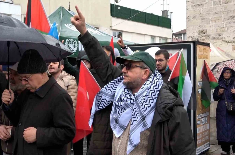 Bolu’da İsrail’in Küresel Sumud Filosu’na saldırısı protesto edildi