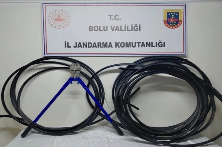 Bolu’da kablo hırsızlığı şüphelisi çaldığı kablolarla yakalandı
