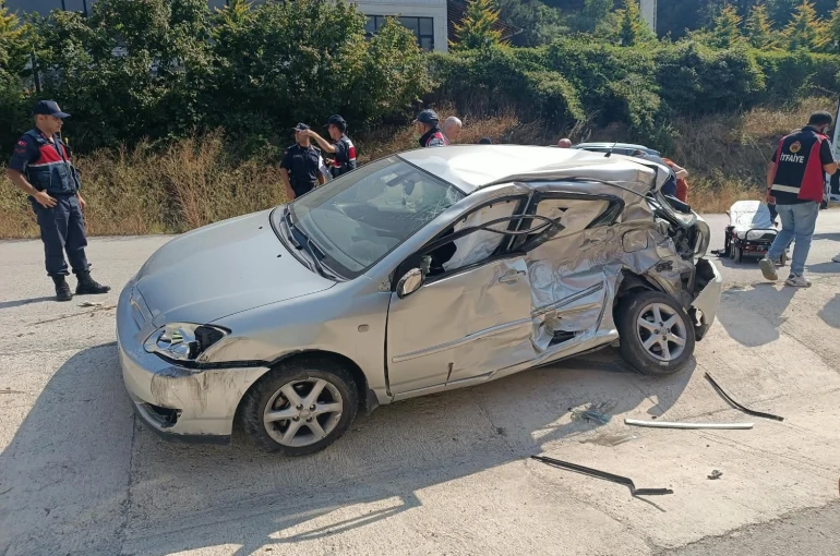 Bolu’da kamyon ile otomobil çarpıştı: 3 yaralı